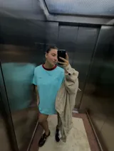 Remerón de corte holgado y diseño oversize, color violeta con cuello redondo en contraste color celeste. Confeccionado en algodón, presenta costuras visibles y un pequeño bordado en el pecho.