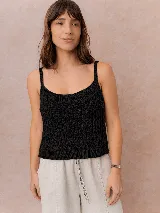 Top de punto color crudo, con tirantes finos, escote redondo y diseño calado con textura.