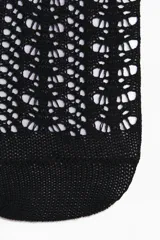 Medias tobilleras de color negro, confeccionadas con un tejido de punto calado estilo crochet y borde elástico superior.