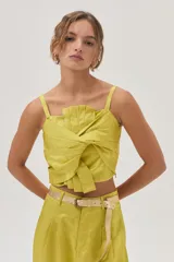 Top de tafeta metalizada color verde lima, con breteles finos y moño tableado en el frente.