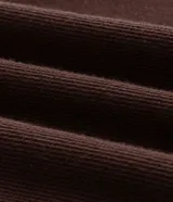 Pollera midi de corte recto, confeccionada en sarga de algodón con textura cotelé. Presenta cintura media, cierre frontal con botón y cremallera, bolsillos funcionales y una abertura trasera para mayor comodidad.