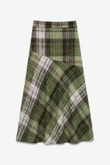 Falda midi de corte evasé con diseño de cuadros escoceses en tonos gris, negro y amarillo. Presenta un diseño de paneles con cortes asimétricos y cierre lateral.