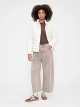 Campera puffer de corte recto y cuello alto, con cierre frontal y diseño acolchado horizontal.