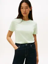 Remera verde claro de algodón con cuello redondo y logo de Tommy Hilfiger estampado en blanco en el pecho.