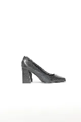 Zapato de tacón alto de cuero negro con textura tipo croco, punta cuadrada y taco ancho.