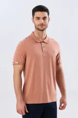Remera polo de manga corta en color azul melange, con cuello camisero, cierre frontal de dos botones y pequeño bordado en el pecho.