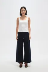 Musculosa de poliamida al cuerpo con cuello cuadrado y breteles anchos.