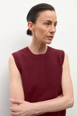 Chaleco tejido de punto con cuello redondo y diseño sin mangas, ideal para superposiciones.