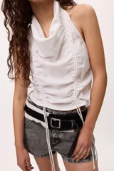 Top amarillo con cuello halter, frunces y jaretas ajustables en el frente. Espalda descubierta. Confeccionado en lino y algodón.