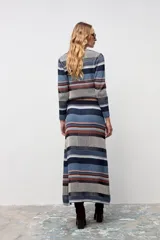 Falda midi de punto con diseño a rayas horizontales en tonos azules, beige y marrón, de corte recto y ajuste cómodo.