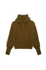 Sweater de punto color verde oliva, con cuello polo y cierre frontal parcial, de manga larga con puños anchos y diseño acanalado en el bajo.