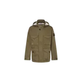 Campera parka Stone Island color verde militar, con capucha desmontable, múltiples bolsillos frontales con solapa y cierre de botones. Presenta el parche con el logotipo característico en la manga.
