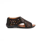 Sandalias de cuero marrón claro, estilo cerradas con diseño de perforaciones circulares en el empeine, suela plana y taco bajo.