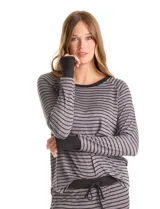 Conjunto de pijama compuesto por una remera de manga larga con puños y un pantalón de corte recto con cintura elástica y lazo de ajuste. Presenta un diseño de rayas horizontales finas en tonos gris y negro.