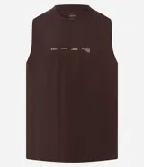 Musculosa de algodón color marrón oscuro, con cuello redondo y sin mangas. Presenta un estampado lineal minimalista en el centro del pecho.