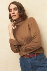 Polera marrón de algodón con cuello alto y mangas largas acampanadas.