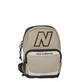 Bandolera New Balance modelo Micro Backpack, color beige con detalles en blanco y negro. Presenta el logo 'N' en la parte superior y el nombre de la marca en el bolsillo frontal. Cuenta con dos compartimentos con cierre y correa ajustable.