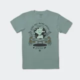 Remera verde con estampa de la tierra meditando y la frase "Less Ego More Amigo".