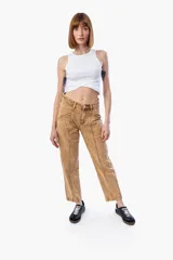 Pantalón de jean de tiro alto, color marrón claro con efecto desgastado y costuras marcadas en contraste. Corte recto y holgado.