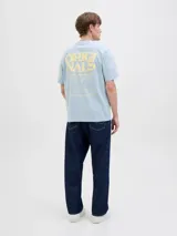 Camiseta celeste de algodón orgánico con cuello redondo y estampado amarillo en la espalda con la palabra 'ORIGINALS' y texto alusivo a la marca.