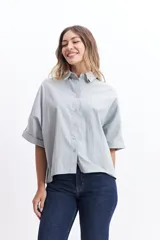 Camisa color beige de manga corta con cuello clásico y corte oversize.