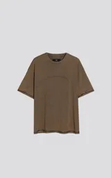 Remera de manga corta con calce oversize, confeccionada en algodón con proceso batik artesanal. Presenta recortes superpuestos y costuras expuestas en el frente, espalda y mangas.
