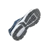 Championes deportivos Joma modelo T50, con diseño retro inspirado en los años 90. Confeccionados en malla transpirable y ante en color azul marino, cuentan con entresuela de Phylon para amortiguación y suela de goma resistente.
