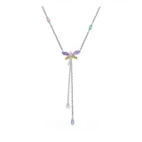 Collar en forma de Y con baño de rodio, que presenta un motivo central de libélula decorado con cristales en tonos rosa y morado, y una perla de cristal. La cadena incluye detalles de zirconia cúbica multicolor y dos tiras colgantes terminadas en una perla de cristal y una zirconia azul.