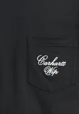 Remera negra de manga corta Carhartt WIP, con cuello redondo y un bolsillo en el pecho que incluye un detalle bordado con texto en tipografía cursiva.