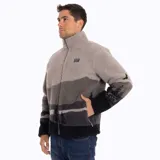 Campera polar de hombre con cierre frontal, cuello alto y bolsillos laterales. Diseño con estampado de montañas en tonos grises y negros.