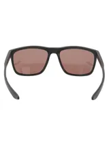 Lentes de sol con armazón rectangular de color negro mate, fabricado con redes de pesca recicladas. Presenta cristales polarizados en tono marrón con protección UV.