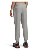 Jogger deportivo Under Armour de tejido técnico repelente al agua, con cintura elástica, cordón interno y bragueta funcional. Presenta bolsillos laterales y un bolsillo con cierre sellado en el muslo, con puños elásticos en los tobillos.