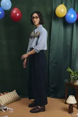 Camisa negra de manga larga con canesú frontal estampado con motivos artísticos de bodegón. Incluye una corbata fina integrada del mismo tono.