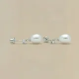 Par de caravanas de plata 925 con perlas de río blancas y circonias cúbicas transparentes.