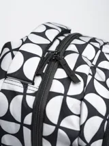 Mochila negra con tres compartimentos con cierre y dos bolsillos laterales abiertos con elástico.