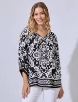 Blusa estampada marca Ruby Rd, con escote en V y lazo de ajuste. Manga raglán amplia.