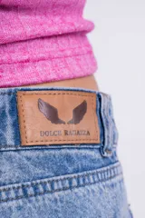 Pantalón de jean celeste de corte ancho con dobladillo en el ruedo.