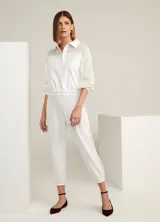 Pantalón jogger blanco de malla, con cintura elastizada, bolsillos traseros y detalle de rayas de malla en los laterales.