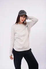 Buzo de cuello redondo en color gris melange, con diseño de calce relajado y manga larga. Presenta un pequeño logo bordado en el pecho y puños acanalados.
