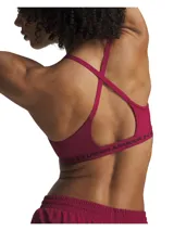 Top deportivo Under Armour Crossback Low de bajo impacto, color bordó, con tirantes ajustables, escote en V y paneles de malla transpirable. Cuenta con banda elástica inferior con el logotipo de la marca y copas extraíbles.