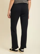 Pantalón tipo babucha de algodón y poliéster, color azul marino, con cintura elástica ajustable mediante cordón y corte recto.