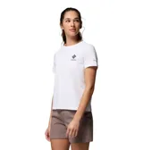Remera de algodón orgánico blanca de manga corta, con cuello redondo acanalado y logo de la marca Columbia estampado en el pecho.