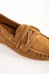 Mocasín marrón de gamuza con cordones y detalle de costuras en la puntera.