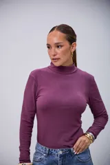 Polerita básica de manga larga color violeta, con cuello alto y tejido acanalado.