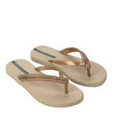 Sandalias tipo ojota Ipanema modelo Diversa, con base color beige y tiras finas en tono dorado con detalle de nudo.