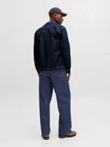 Jeans de corte recto y tiro estándar, confeccionados en denim azul oscuro con costuras en hilo contrastante.
