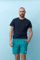 Bermuda de baño color salmón con cintura elástica ajustable con cordón.