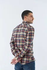 Camisa de hombre a cuadros color rosa, blanco y azul, de corte slim, manga larga, con bolsillo en el pecho y logo bordado.