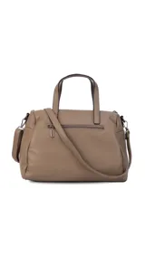 Cartera de mano y hombro color beige, de material símil cuero, con forma estructurada y redondeada. Posee dos asas cortas superiores y una correa larga ajustable y desmontable. Cuenta con un bolsillo exterior con cierre en la parte frontal.