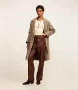 Pantalón recto de cuero sintético color marrón, con bolsillos cargo laterales y cierre frontal con botón y cremallera.